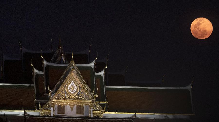 Fenomena super moon terlihat di sejumlah belahan bumi.
