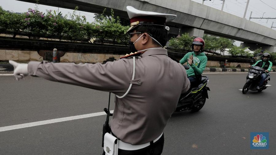 Penerapan Pembatasan Sosial Berskala Besar (PSBB) ini bertujuan demi menekan penyebaran pandemi corona (Covid-19).