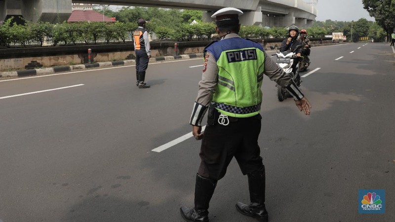 Penerapan Pembatasan Sosial Berskala Besar (PSBB) ini bertujuan demi menekan penyebaran pandemi corona (Covid-19).