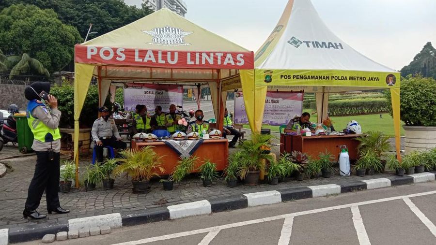 Satlantas Jakpus memberikan himbauan terhadap pengendara  kendaraan motor dan mobil terkait pemberlakuan PSBB di Cek Point Pos PSBB Tugu Tani Jakpus. (Twitter TMC Polda)