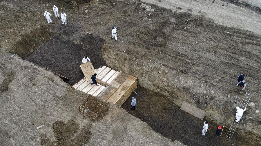 Tingginya kasus kematian akibat Covid-19 di New York memaksa pemerintah setempat terpaksa membuat pemakaman massal di Pulau Hart, Bronx.