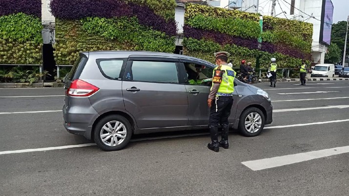 Satlantas Jakpus memberikan himbauan terhadap pengendara  kendaraan motor dan mobil terkait pemberlakuan PSBB di Cek Point Pos PSBB Tugu Tani Jakpus. (Twitter TMC Polda)