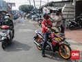 Hari 1 PSBB, Polisi Setop Pengendara Motor Berboncengan