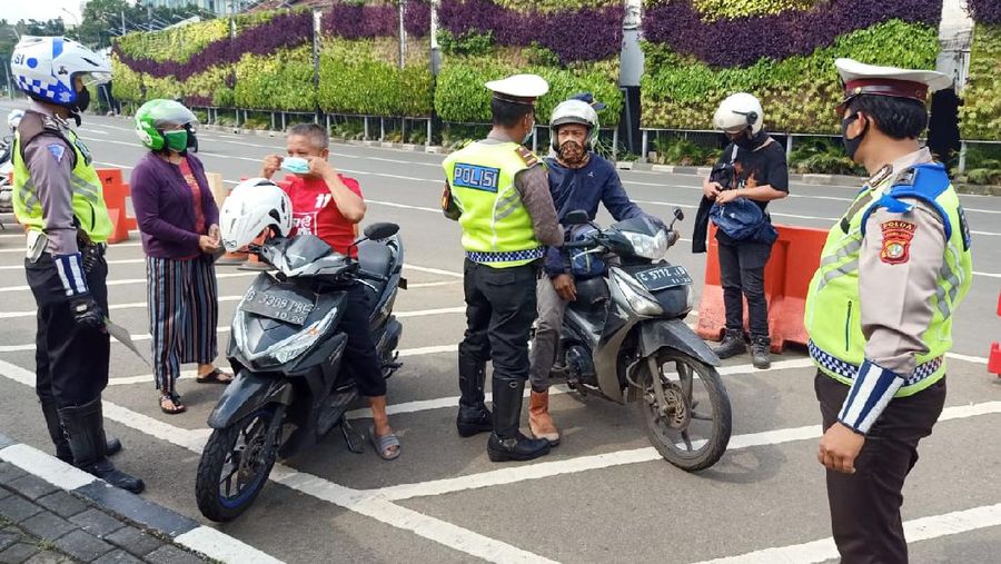 Satlantas Jakpus memberikan himbauan terhadap pengendara kendaraan motor dan mobil terkait pemberlakuan PSBB di Cek Point Pos PSBB Tugu Tani Jakpus. (Twitter TMC Polda)