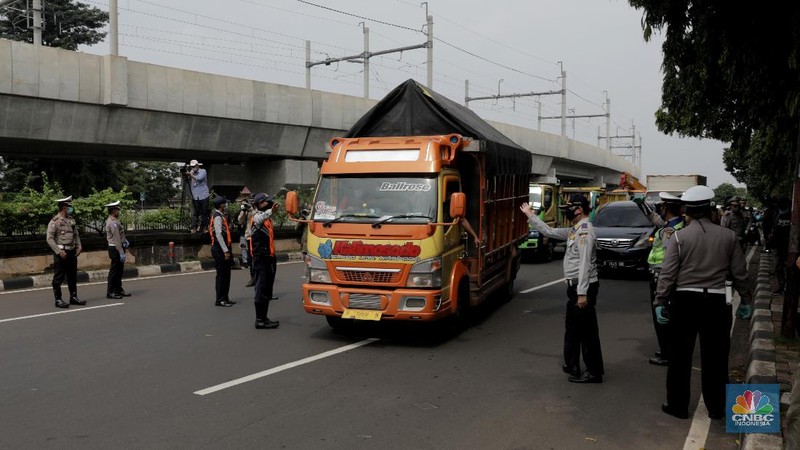 Penerapan Pembatasan Sosial Berskala Besar (PSBB) ini bertujuan demi menekan penyebaran pandemi corona (Covid-19).