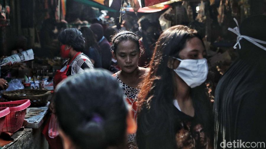 Untuk cegah penyebaran virus Corona, Pembatasan Sosial Berskala Besar (PSBB) mulai diberlakukan. Begini suasana hari pertama PSBB di pasar tradisonal Tanjung Priok.