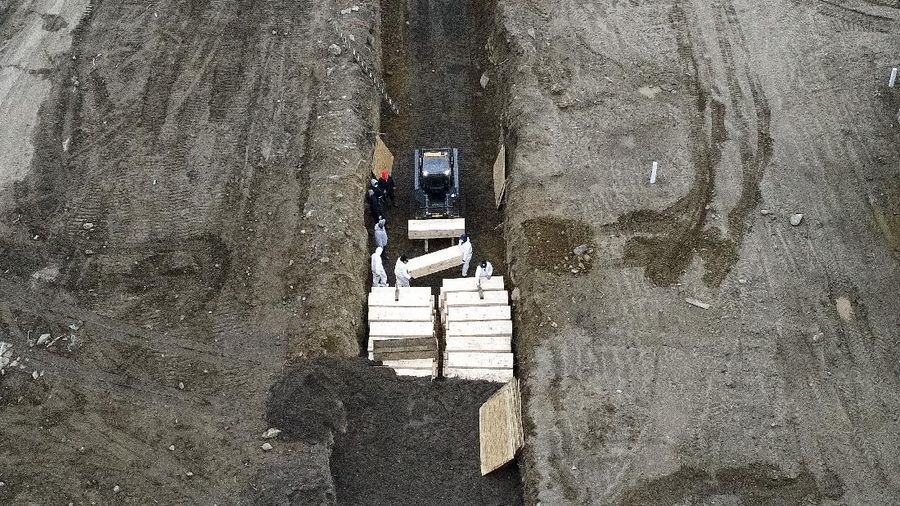 Tingginya kasus kematian akibat Covid-19 di New York memaksa pemerintah setempat terpaksa membuat pemakaman massal di Pulau Hart, Bronx.
