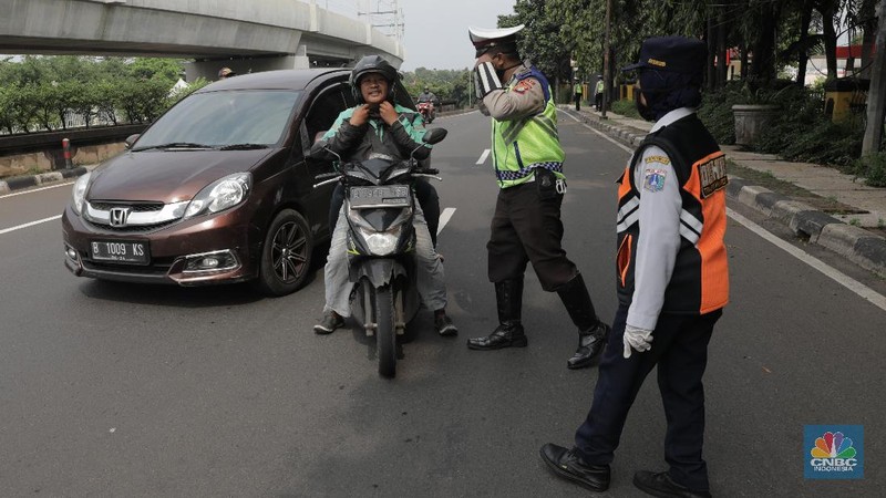 Penerapan Pembatasan Sosial Berskala Besar (PSBB) ini bertujuan demi menekan penyebaran pandemi corona (Covid-19).