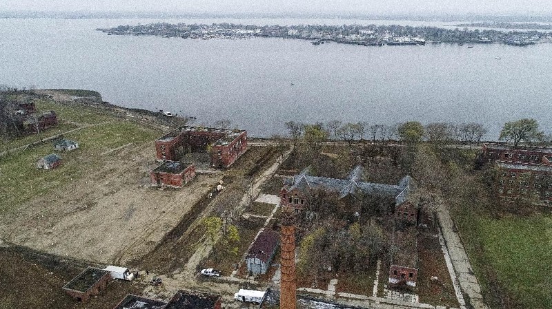 Tingginya kasus kematian akibat Covid-19 di New York memaksa pemerintah setempat terpaksa membuat pemakaman massal di Pulau Hart, Bronx.