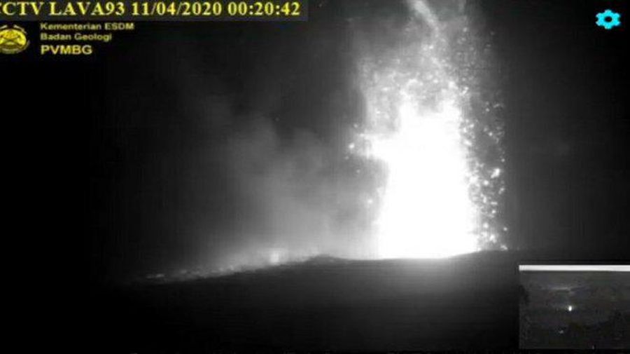 Pusat Vulkanologi dan Mitigasi Bencana Geologi melaporkan Gunung Anak Krakatau meletus pada Jumat (10/4) pukul 22.35 WIB.