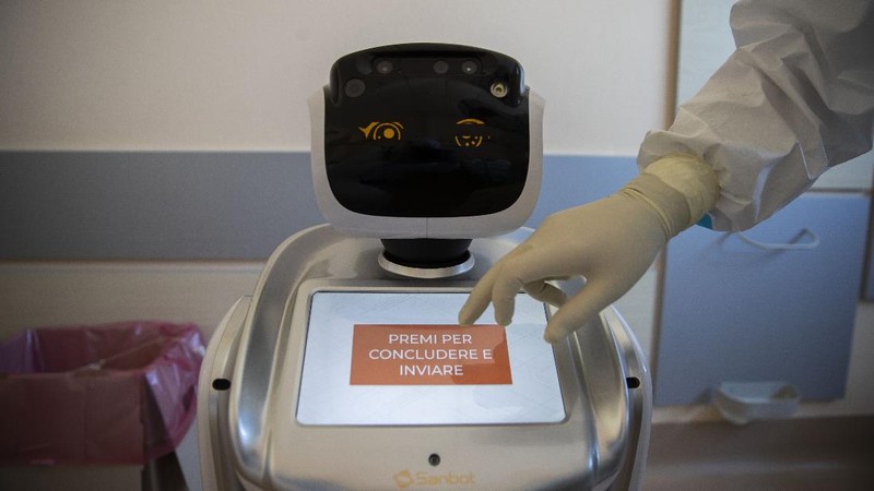 Untuk meringankan tugas dan menyelamatkan para tenaga medis yang bertugas, kini diciptakan robot khusus untuk membantu dalam merawat pasien virus corona.