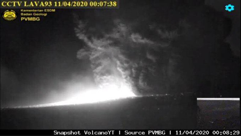 Pusat Vulkanologi dan Mitigasi Bencana Geologi melaporkan Gunung Anak Krakatau meletus pada Jumat (10/4) pukul 22.35 WIB.