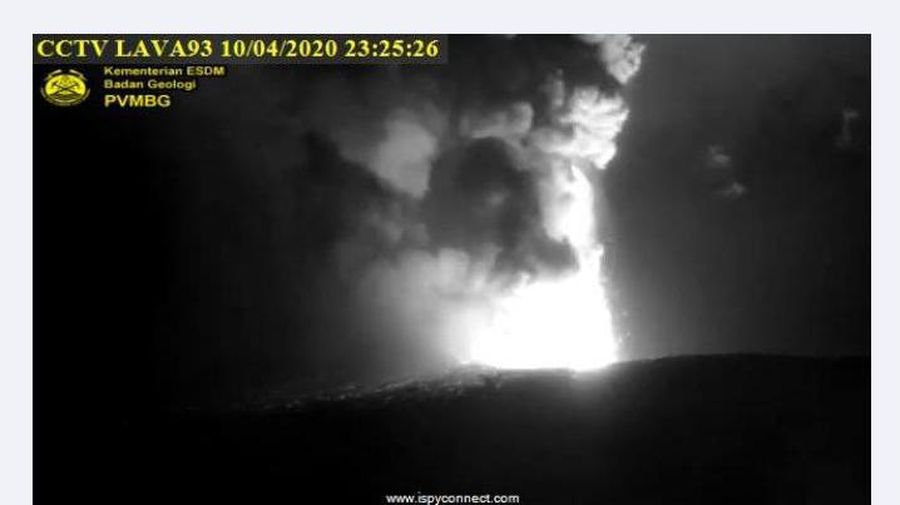 Pusat Vulkanologi dan Mitigasi Bencana Geologi melaporkan Gunung Anak Krakatau meletus pada Jumat (10/4) pukul 22.35 WIB.
