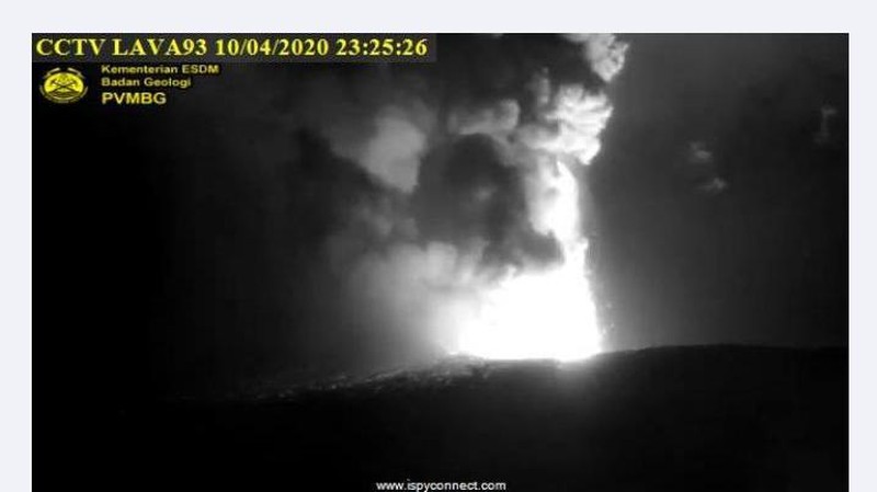 Pusat Vulkanologi dan Mitigasi Bencana Geologi melaporkan Gunung Anak Krakatau meletus pada Jumat (10/4) pukul 22.35 WIB.