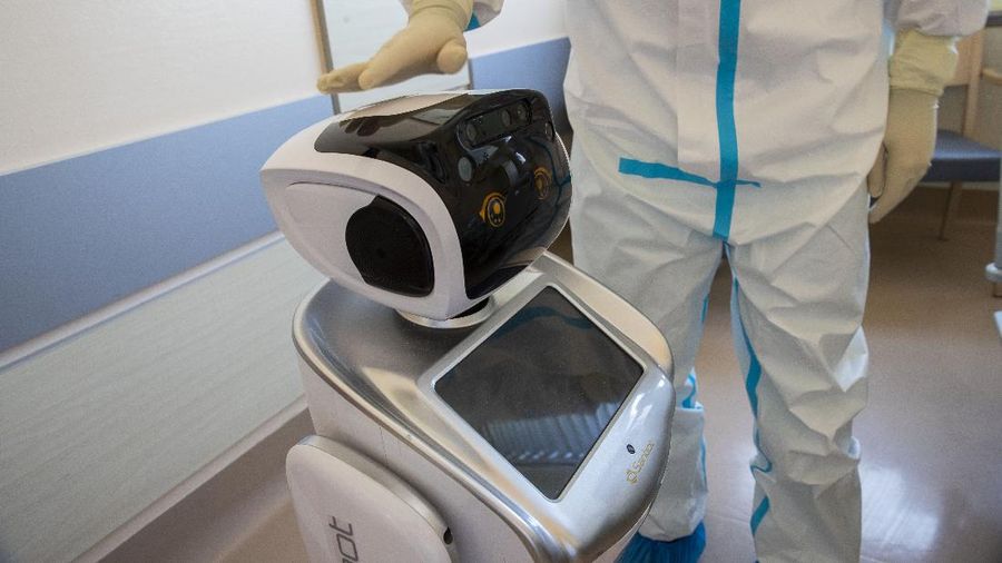Untuk meringankan tugas dan menyelamatkan para tenaga medis yang bertugas, kini diciptakan robot khusus untuk membantu dalam merawat pasien virus corona.