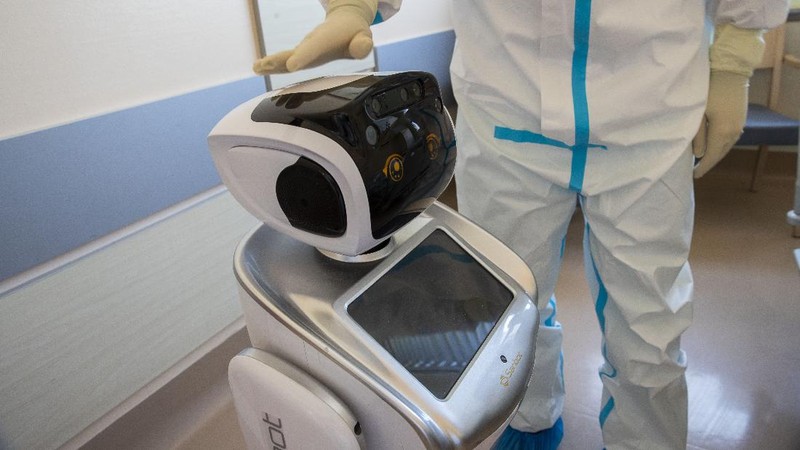 Untuk meringankan tugas dan menyelamatkan para tenaga medis yang bertugas, kini diciptakan robot khusus untuk membantu dalam merawat pasien virus corona.