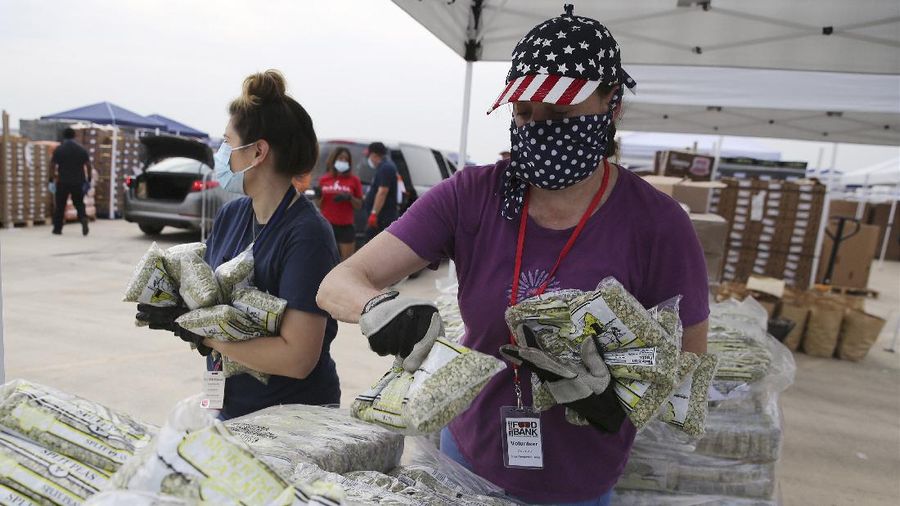 Sekitar 10 ribu penduduk Kota San Antonio, Texas, Amerika Serikat, antre makanan setelah terkena dampak pandemi Covid-19.