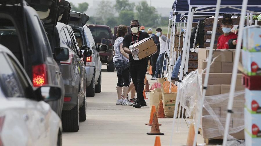 Sekitar 10 ribu penduduk Kota San Antonio, Texas, Amerika Serikat, antre makanan setelah terkena dampak pandemi Covid-19.