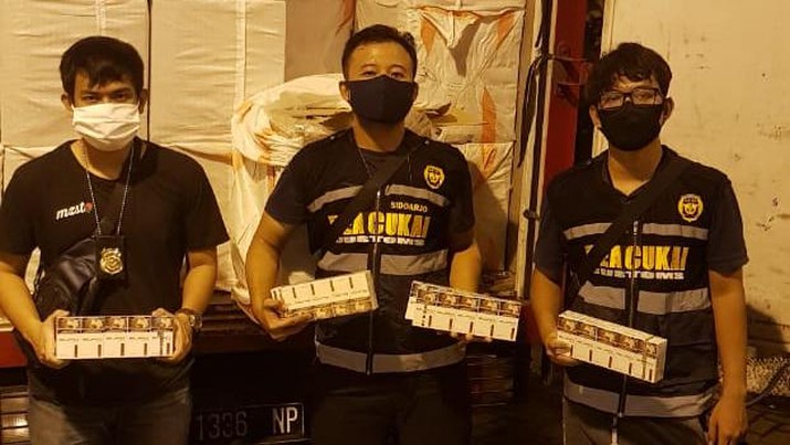 Jutaan rokok ilegal polos dan berpita cukai palsu diamankan oleh Kanwil Bea Cukai Jawa Timur I dan Bea Cukai Sidoarjo Jutaan rokok ilegal polos dan berpita cukai palsu diamankan oleh Kanwil Bea Cukai Jawa Timur I dan Bea Cukai Sidoarjo