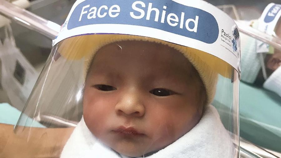 Bayi baru lahir di Thailand menggunakan (face shield) pelindung untuk Cegah Covid-19.