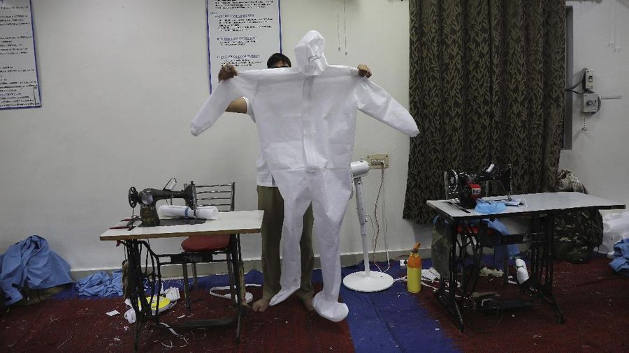 Polisi India produksi APD untuk tim medis cegah Corona. (AP/Manish Swarup)