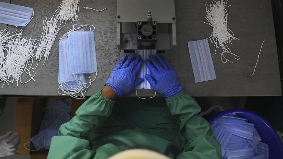 Polisi India produksi APD untuk tim medis cegah Corona. (AP/Manish Swarup)