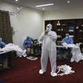 Lindungi Tenaga Medis. RI Targetkan Produksi 16.000 APD/Hari