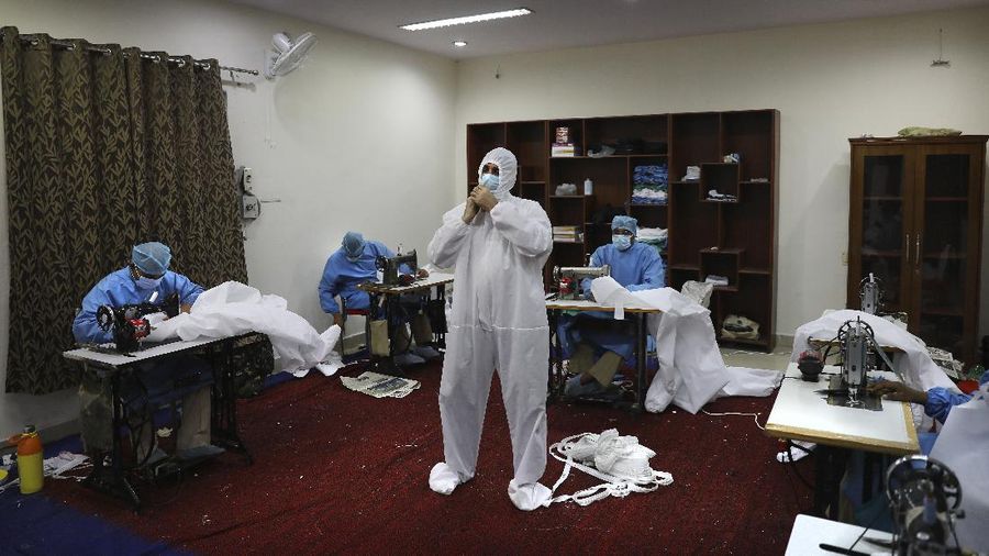 Polisi India produksi APD untuk tim medis cegah Corona. (AP/Manish Swarup)