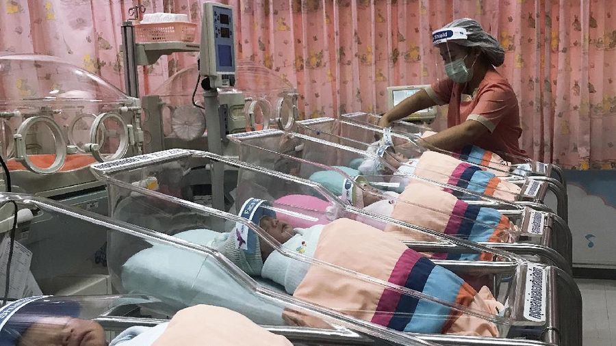 Bayi baru lahir di Thailand menggunakan (face shield) pelindung untuk Cegah Covid-19.