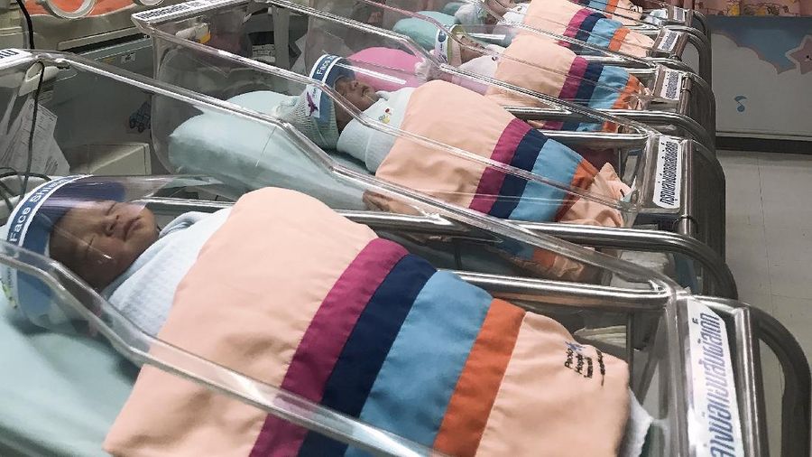 Bayi baru lahir di Thailand menggunakan (face shield) pelindung untuk Cegah Covid-19.