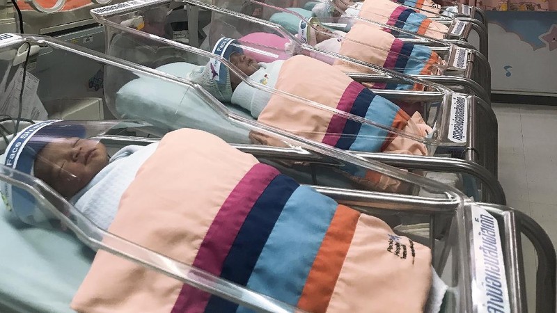 Bayi baru lahir di Thailand menggunakan (face shield) pelindung untuk Cegah Covid-19.