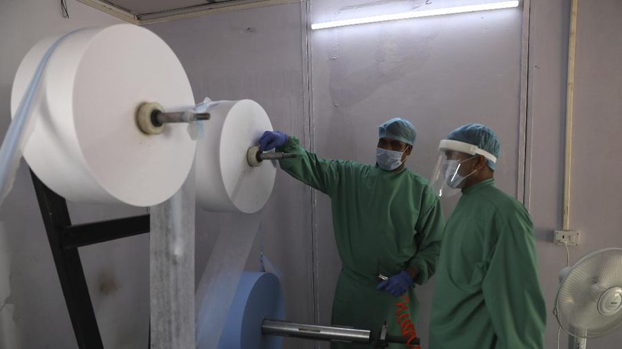 Polisi India produksi APD untuk tim medis untuk mencegah virus corona.