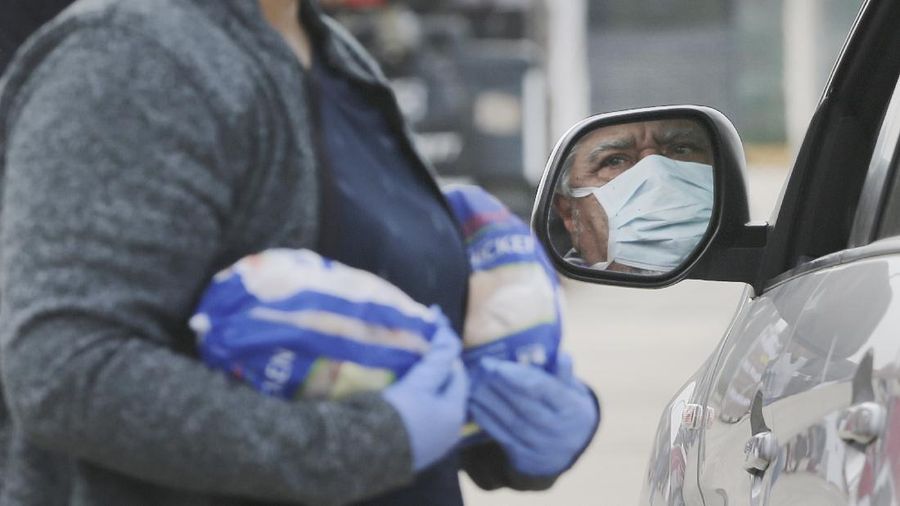 Imbas krisis Virus Corona, 10 Ribu KK di Texas antre makanan. (AP/Kin Man Hui)