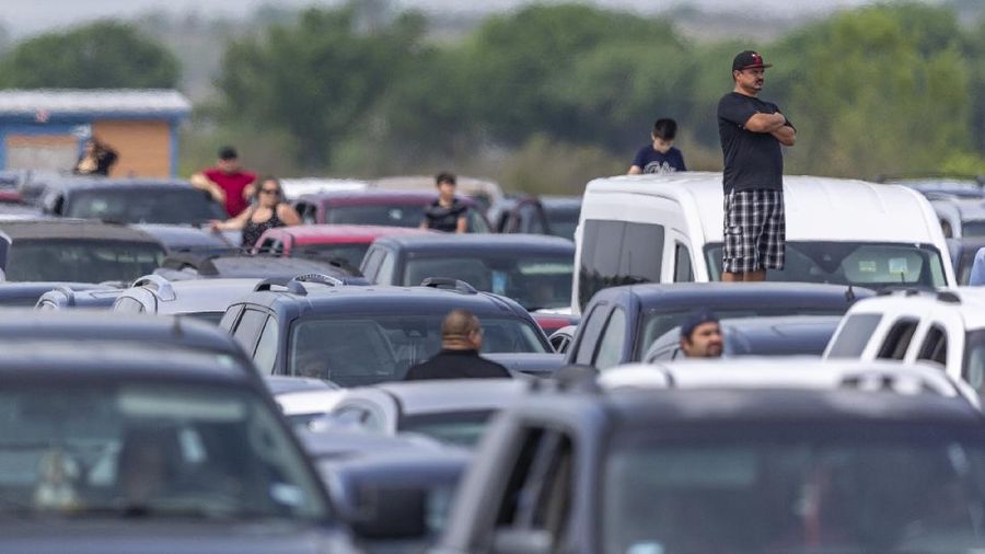 Sekitar 10 ribu penduduk Kota San Antonio, Texas, Amerika Serikat, antre makanan setelah terkena dampak pandemi Covid-19.