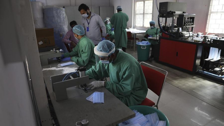 Polisi India produksi APD untuk tim medis cegah Corona. (AP/Manish Swarup)