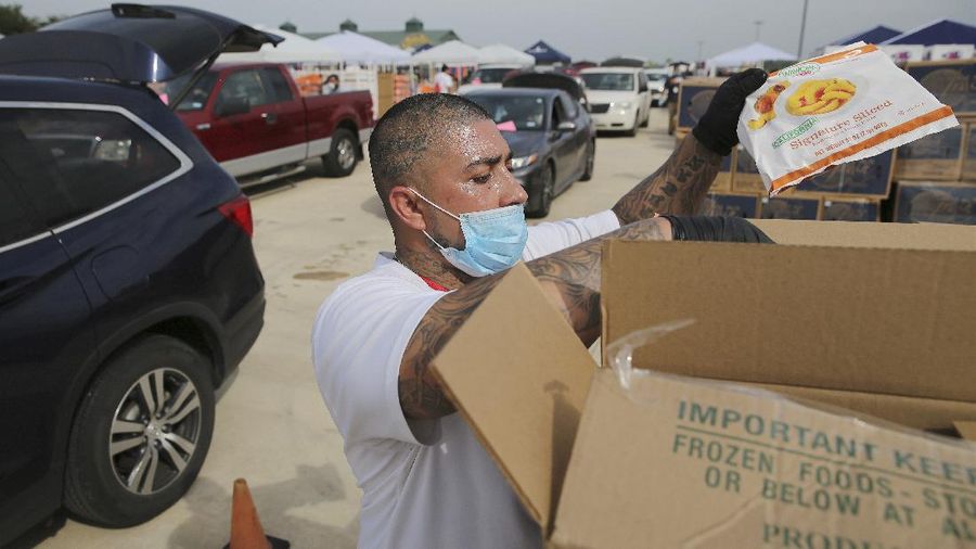 Sekitar 10 ribu penduduk Kota San Antonio, Texas, Amerika Serikat, antre makanan setelah terkena dampak pandemi Covid-19.