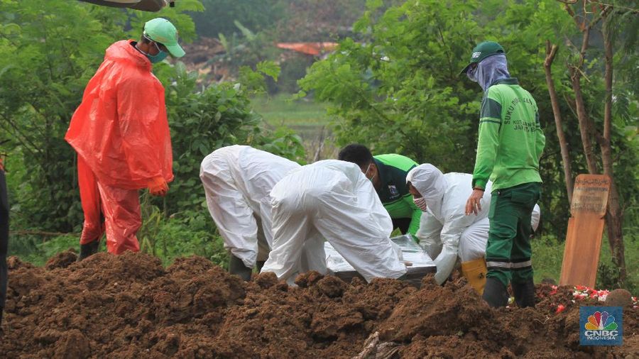Mereka harus mencuci APD berkali-kali akibat kekurangan pasokan.