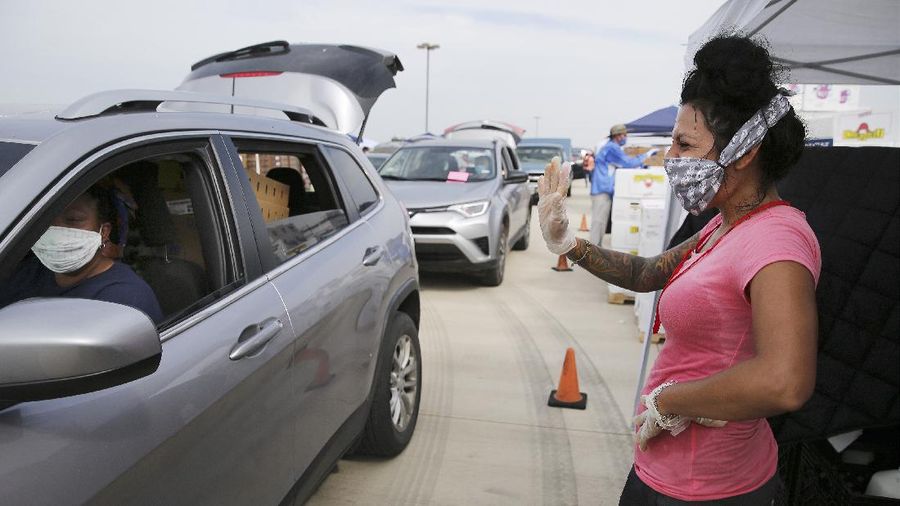 Imbas krisis Virus Corona, 10 Ribu KK di Texas antre makanan. (AP/Kin Man Hui)