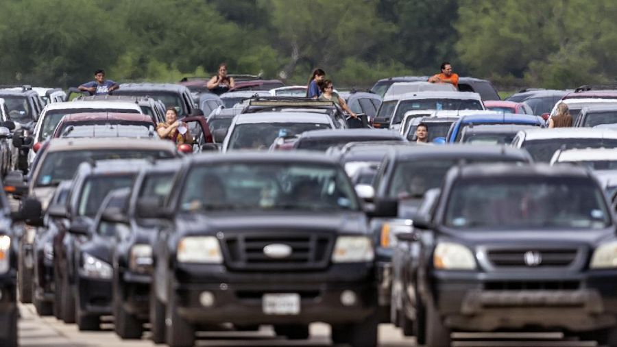 Sekitar 10 ribu penduduk Kota San Antonio, Texas, Amerika Serikat, antre makanan setelah terkena dampak pandemi Covid-19.