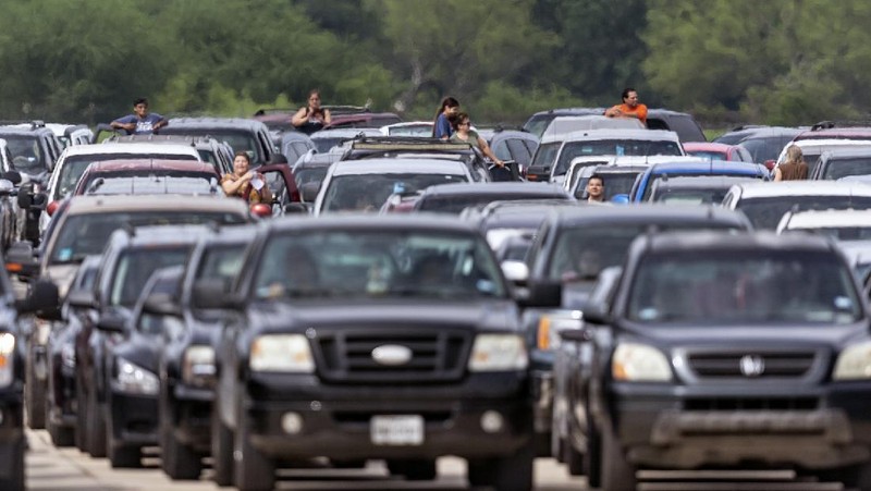 Sekitar 10 ribu penduduk Kota San Antonio, Texas, Amerika Serikat, antre makanan setelah terkena dampak pandemi Covid-19.