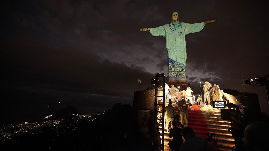 Patung Christ the Redeemer atau patung Yesus Kristus Brasil ini bergambar cahaya tenaga medis sebagai dukungan bagi mereka yang menderita virus corona Covid-19.