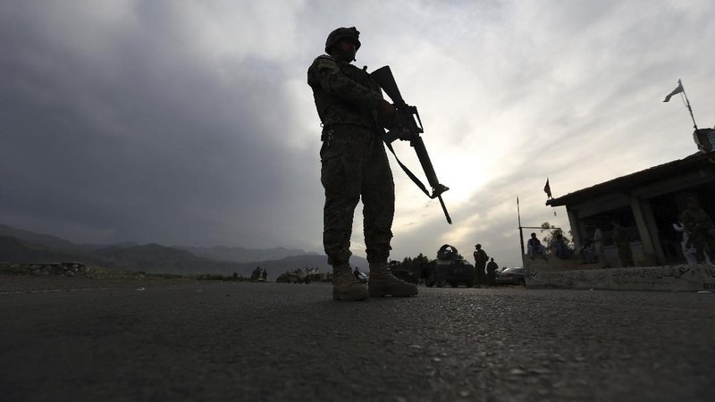 Pandemi virus corona telah memaksa militer dan milisi untuk beradaptasi dengan musuh yang tak terlihat, bahkan ketika konflik tradisional terus berlanjut.
