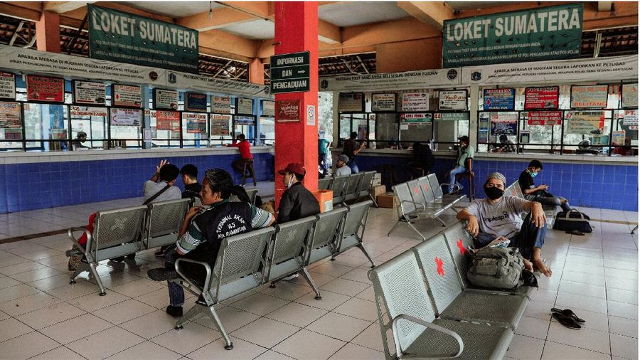 Pemerintah tidak melarang namun mengimbau agar masyarakat tidak mudik, namun pemerintah mengkampanyekan #dirumahaja demi mencegah penyebaran virus corona baru penyebab Covid-19. (CNBC Indonesia/ Andrean Kristianto)