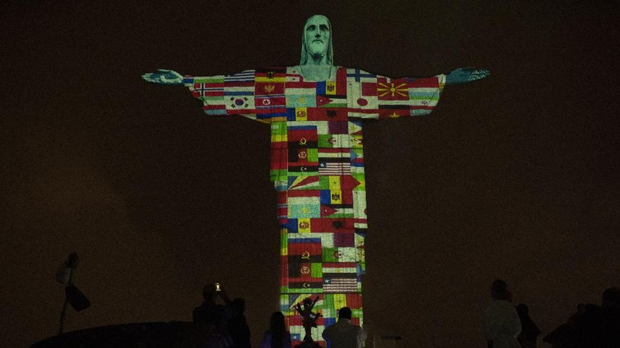 Patung Christ the Redeemer atau patung Yesus Kristus Brasil ini bergambar cahaya tenaga medis sebagai dukungan bagi mereka yang menderita virus corona Covid-19.