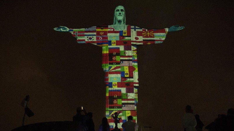 Patung Christ the Redeemer atau patung Yesus Kristus Brasil ini bergambar cahaya tenaga medis sebagai dukungan bagi mereka yang menderita virus corona Covid-19.