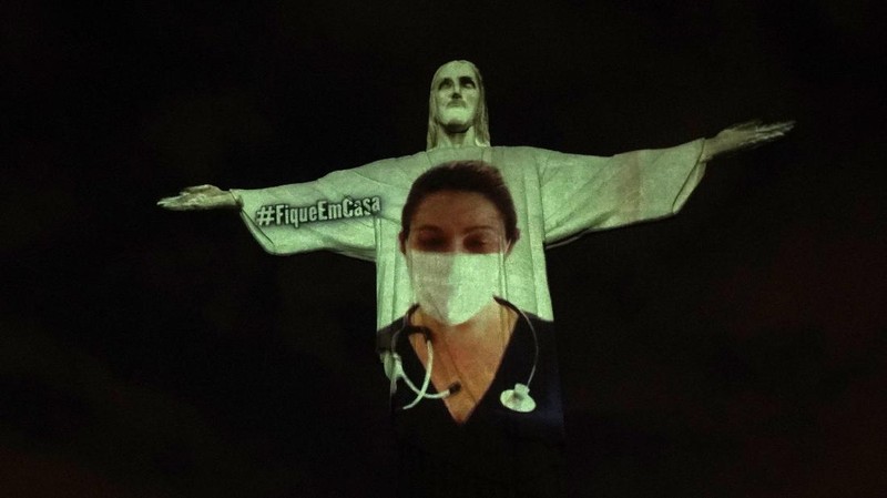 Patung Christ the Redeemer atau patung Yesus Kristus Brasil ini bergambar cahaya tenaga medis sebagai dukungan bagi mereka yang menderita virus corona Covid-19.