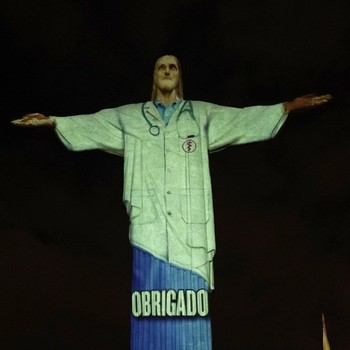 Melihat Patung Yesus di Brasil Bermandi Cahaya Tenaga Medis