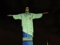 Melihat Patung Yesus di Brasil Bermandi Cahaya Tenaga Medis