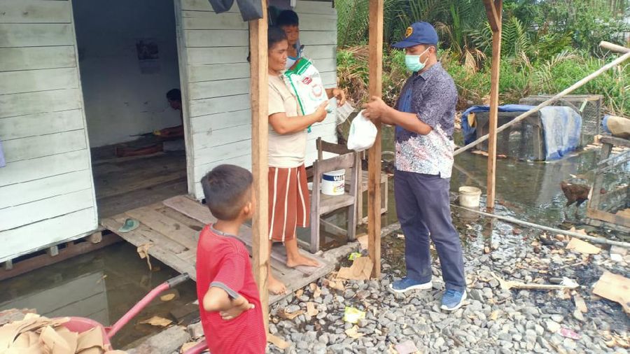 Bantuan paket sembako ini diberikan kepada anak yatim piatu, janda dan kaum dhuafa yang membutuhkan.