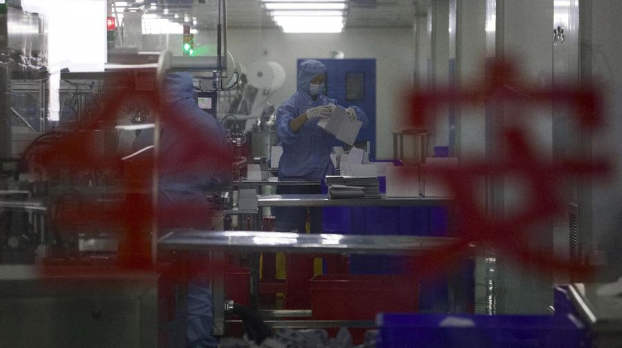 Pekerja bekerja di jalur pabrik pembuatan masker di Wuhan Zonsen Medical Products Co. Ltd. di Wuhan di provinsi Hubei, China. (AP Photo/Ng Han Guan)